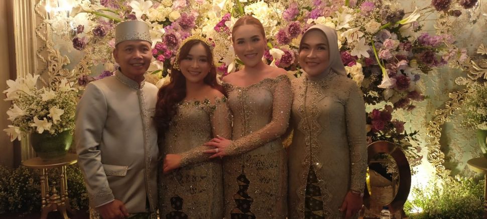 Adik Ayu Ting Ting, Assyifa Nuraini, berpose bersama keluarga usai siraman [Suara.com/Rena Pangesti]