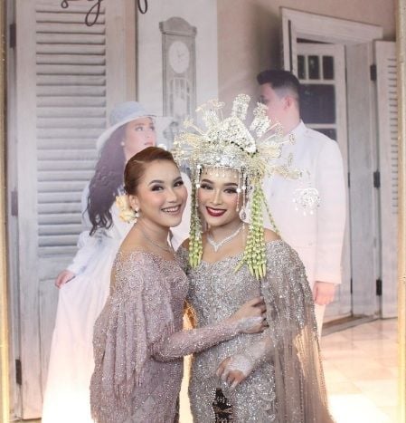 Ayu Ting Ting dan adiknya, Assyifa Nuraini. [Instagram/@ayutingting92]