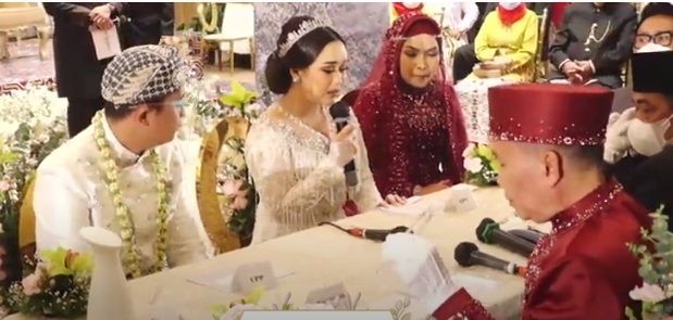 Pernikahan adik Ayu Ting Ting, Assyifa Nuraini dengan Nanda Fachrizal [YouTube/Assyifa Nuraini]