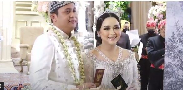 Pernikahan adik Ayu Ting Ting, Assyifa Nuraini dengan Nanda Fachrizal [YouTube/Assyifa Nuraini]