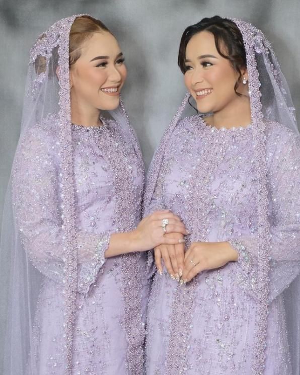 Gaya Ayu Ting Ting di Acara Siraman dan Pengajian Adik. (Instagram/@sistawedding)