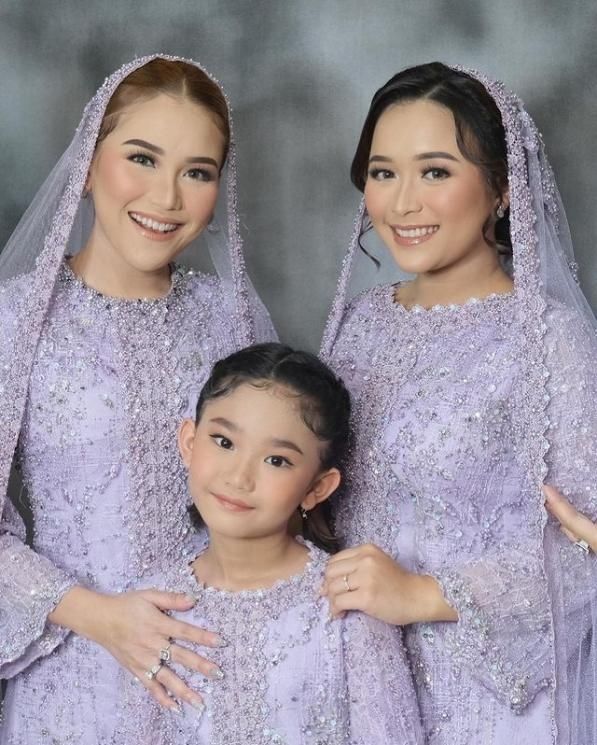 Gaya Ayu Ting Ting di Acara Siraman dan Pengajian Adik. (Instagram/@sistawedding)