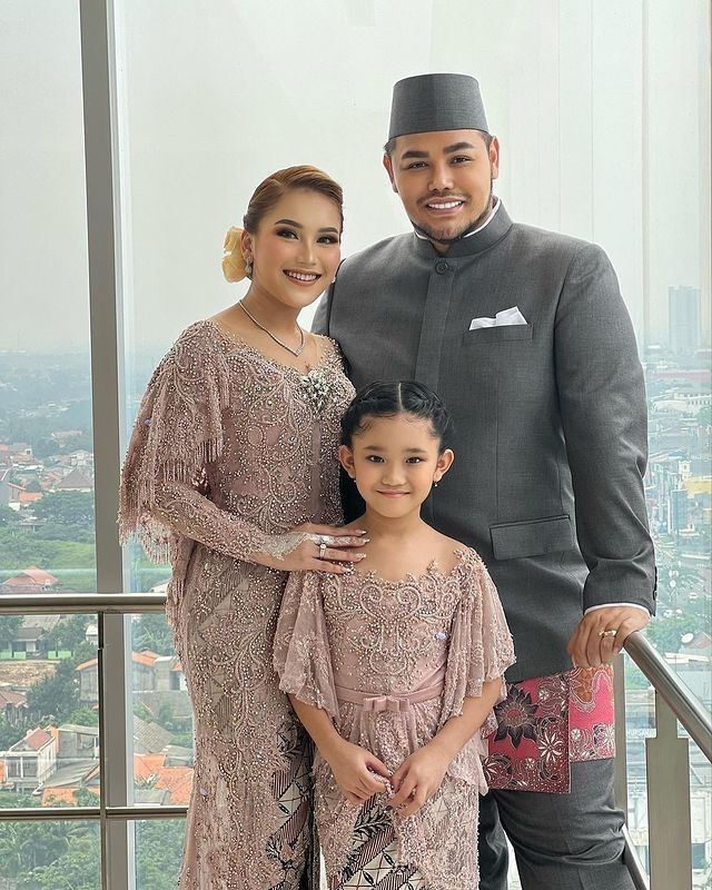 Potret Ayu Ting Ting dan Ivan Gunawan di Pernikahan Adik. (Instagram/ayutingting92)