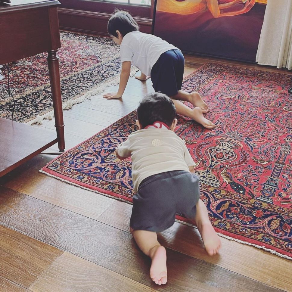 Anak Saif Ali Khan dan Kareena Kapoor, Taimur Ali Khan dan Baby Jeh tengah asyik bermain. [Instagram]