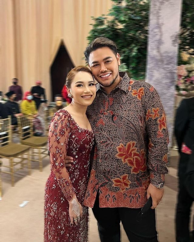 Potret Ayu Ting Ting dan Ivan Gunawan di Pernikahan Adik. (Instagram/ayutingting92)