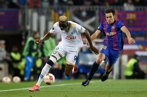 Pemain Barcelona Eric Garcia membayangi pemain Napoli Victor Osimhen dalam pertandingan leg pertama play-off fase gugur Liga Europa yang berlangsung di Camp Nou, Jumat (18/2/2022). [AFP]