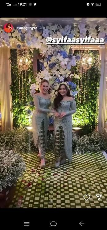 Gaya Ayu Ting Ting di Acara Siraman dan Pengajian Adik. (Instagram/@sistawedding)