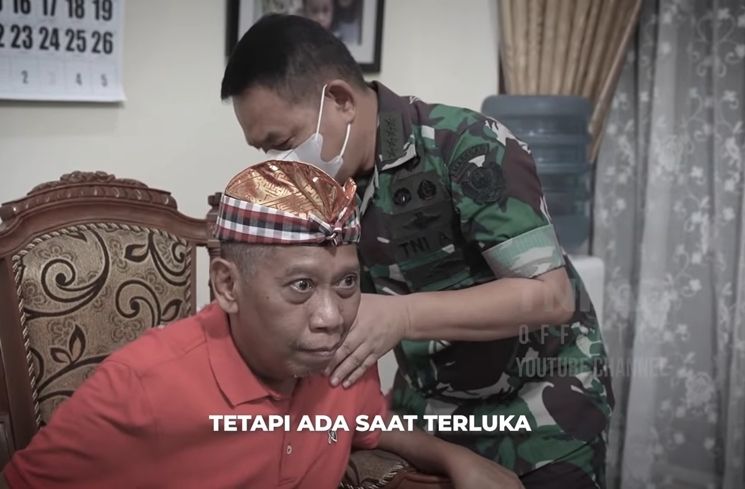 Momen Tukul Arwana dijenguk Jenderal TNI (YouTube/TNI AD)