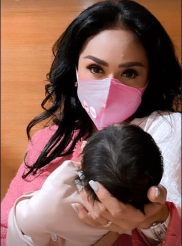 Bayi Aurel Hermansyah dan Atta Halilintar [Instagram/@krisdayantilemos]