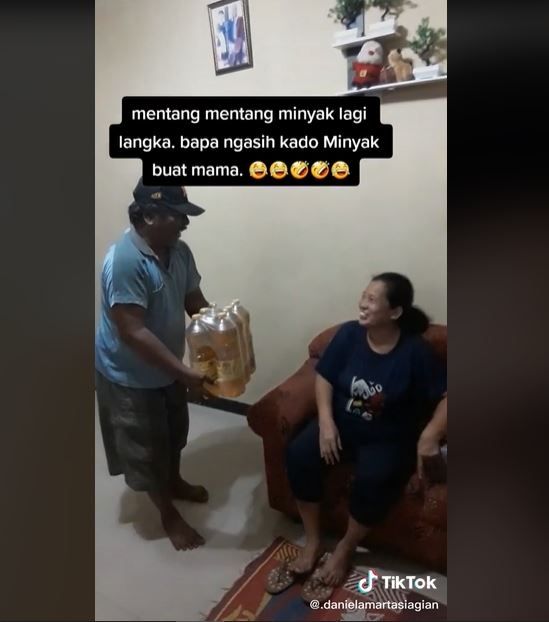 Viral Aksi Suami Beri Kado Ulang Tahun Minyak Goreng ke Istri (tiktok.com/@.danielamartasiagian)