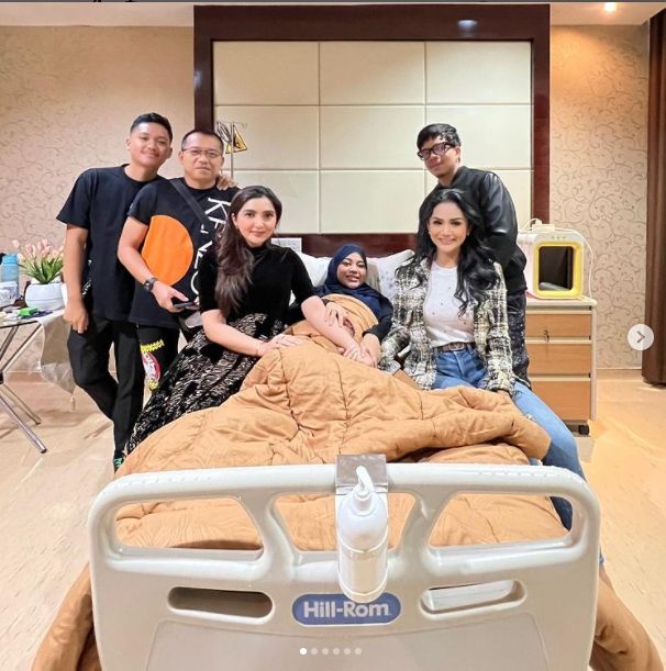 Aurel Hermansyah, Atta Halilintar dan keluarga [Instagram/@krisdayantilemos]