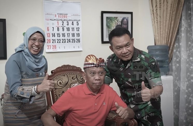 Momen Tukul Arwana dijenguk Jenderal TNI (YouTube/TNI AD)