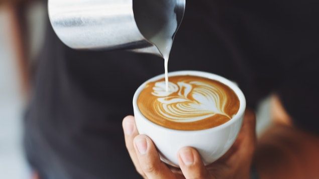 ilustrasi seorang barista membuat latte art (Pexels.com)