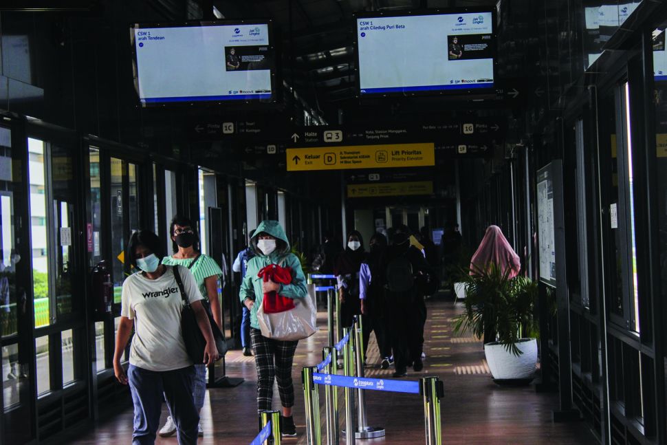 Aktivitas warga di ruang transportasi umum di Jakarta, selasa (22/2/2022). [Suara.com/Septian]