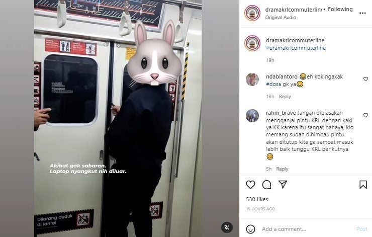 Viral Laptop Cowok Penumpang KRL Nyangkut di Luar Pintu Sepanjang Perjalanan. (Instagram/@dramakrlcommuterline)