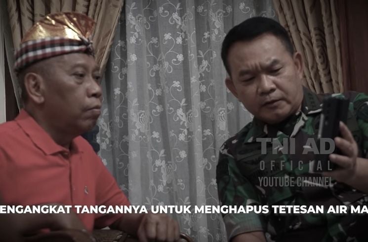 Momen Tukul Arwana dijenguk Jenderal TNI (YouTube/TNI AD)