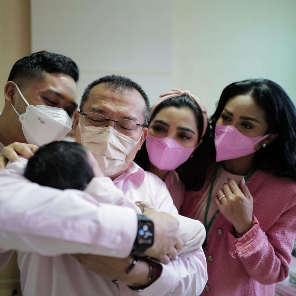 Anang Hermansyah, Ashanty, Krisdayanti, dan Azriel Hermansyah takjub melihat anak Aurel Hermansyah dan Atta Halilintar, Baby A. [Instagram]