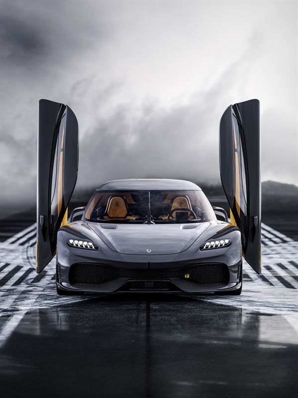 Koenigsegg  Gemera menghasilkan tenaga 1.700 dk dan torsi 3.500 Nm, yang mampu berakselerasi 0-100 km per jam dalam 1,9 detik dengan top speed lebih dari 400 km per jam [TDA].