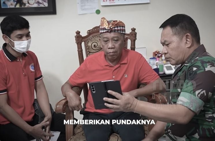 Momen Tukul Arwana dijenguk Jenderal TNI (YouTube/TNI AD)