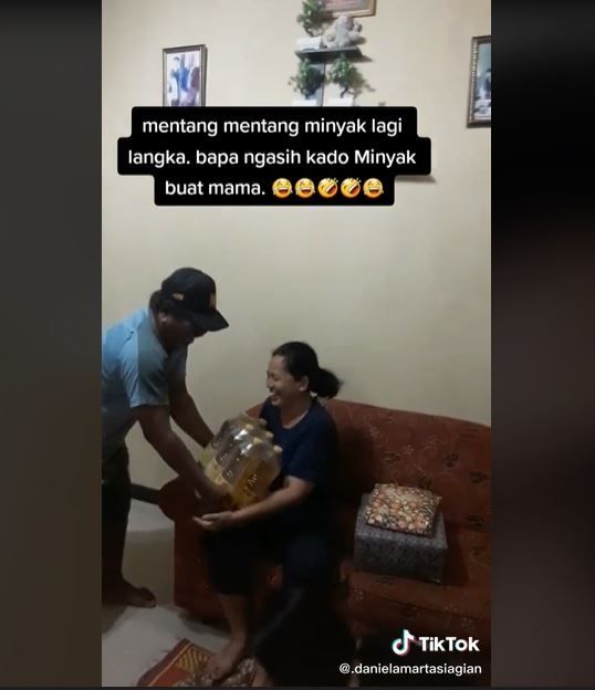 Viral Aksi Suami Beri Kado Ulang Tahun Minyak Goreng ke Istri (tiktok.com/@.danielamartasiagian)