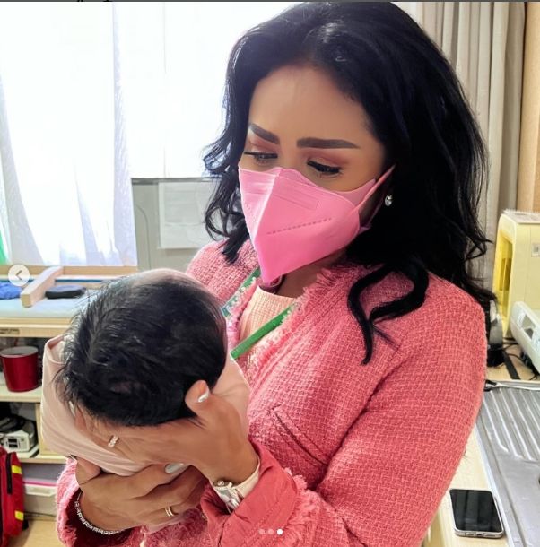 Bayi Aurel Hermansyah dan Atta Halilintar [Instagram/@krisdayantilemos]