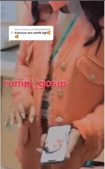 Krisdayanti pegang ponsel berisi foto wajah bayi [Instagram/@rumpi_gosip]