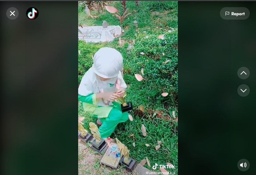 Bikin Mata Berkaca-kaca! Viral Bocah Susun Piala yang Ia Dapatkan di Makam Sang Ayah Sambil Berdoa. (Dok: TIkTok/ustazahnurul.k_k)