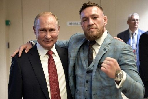 Presiden Rusia Vladimir Putin (kiri) dan Bintang UFC asal Irlandia, Conor McGregor berfoto setelah paruh pertama pertandingan sepak bola final Piala Dunia 2018 Rusia antara Prancis dan Kroasia di Stadion Luzhniki di Moskow pada 15 Juli 2018.Alexey NIKOLSKY / SPUTNIK / AFP