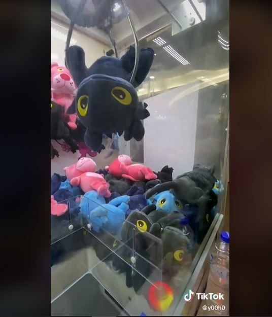 Viral Pria Main Claw Machine Demi Dapat Hadiah Boneka untuk Pacar (tiktok.com/y00h0)