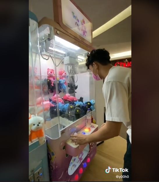 Viral Pria Main Claw Machine Demi Dapat Hadiah Boneka untuk Pacar (tiktok.com/y00h0)