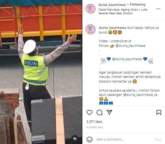 Viral Polisi Asyik Goyang Saat Tertibkan Jalan. (Instagram/@dunia_kaumhawa)