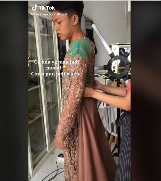 Viral Pria Didandani Jadi Perempuan karena Tak Ada Model (tiktok.com/sasamakeup.official)