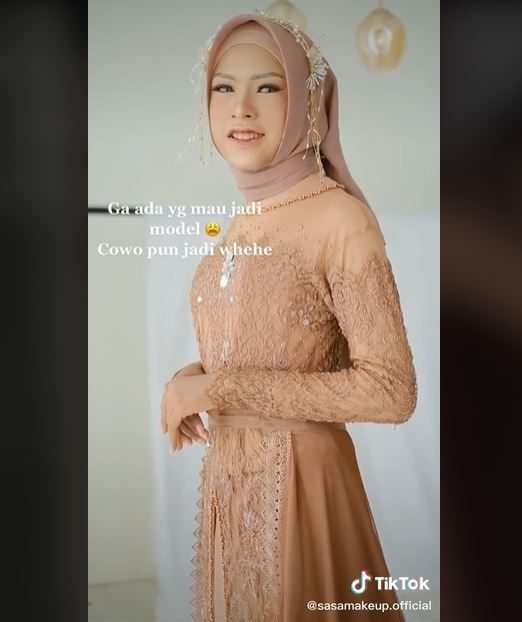 Viral Pria Didandani Jadi Perempuan karena Tak Ada Model (tiktok.com/sasamakeup.official)