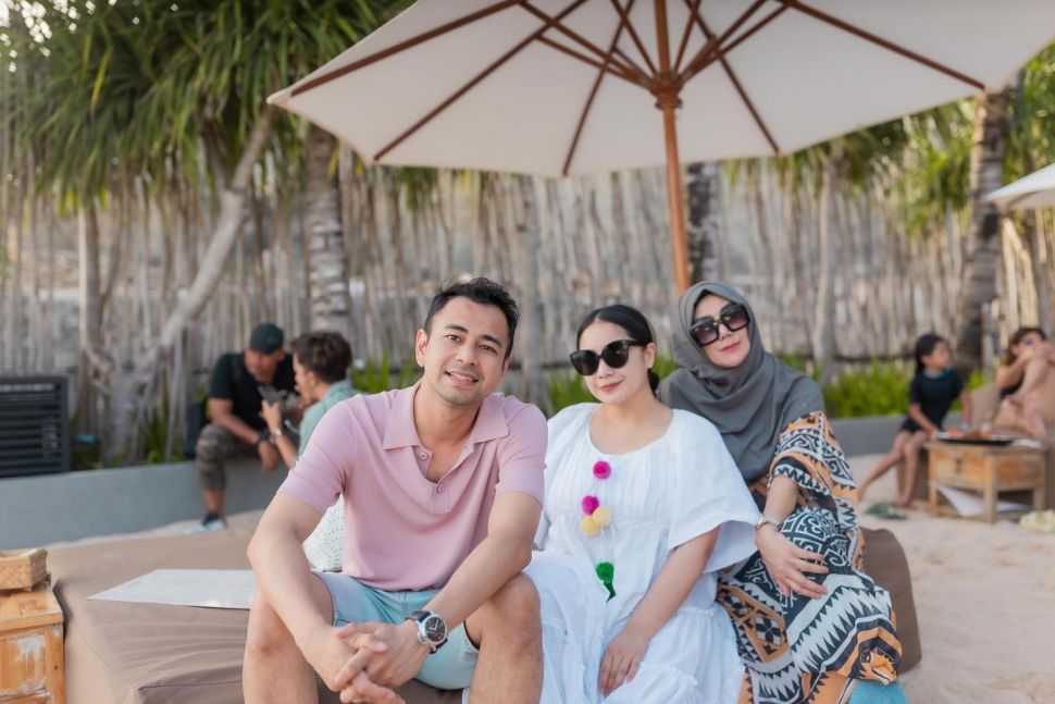 Raffi Ahmad dan Nagita Slavina bersama Amy Qanita. [Instagram]