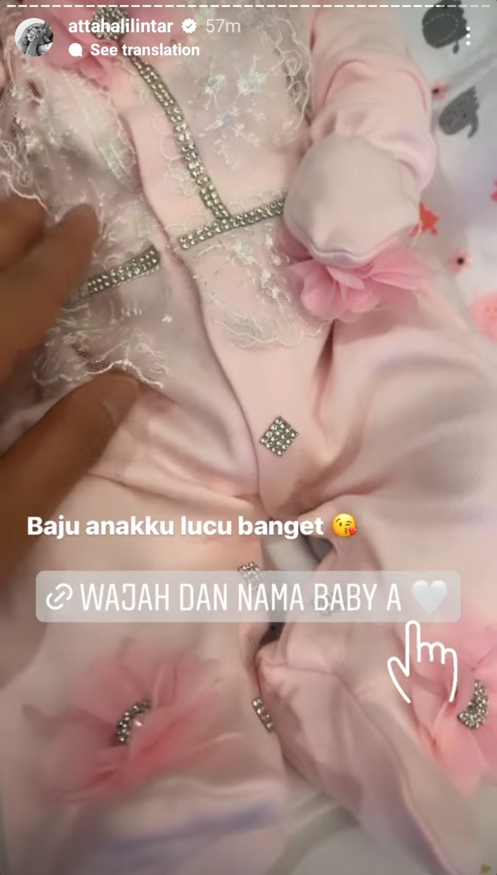 Atta Halilintar bersama bayinya, Ameena Hana Nur Atta. [Instagram]