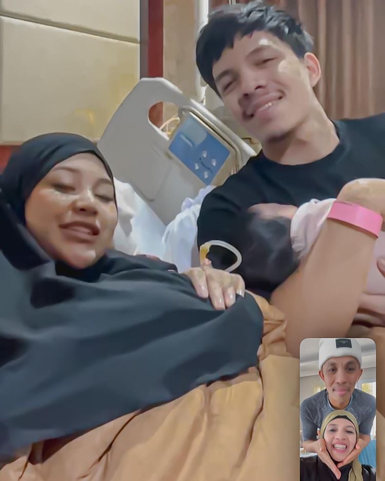 Atta Halilintar menggendong sang bayi, Ameena Hana Nur Atta. [Instagram]