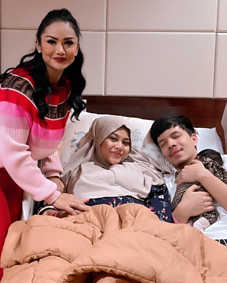 Krisdayanti bersama Atta Halilintar dan Aurel Hermansyah beserta cucunya, Ameena. [Instagram]