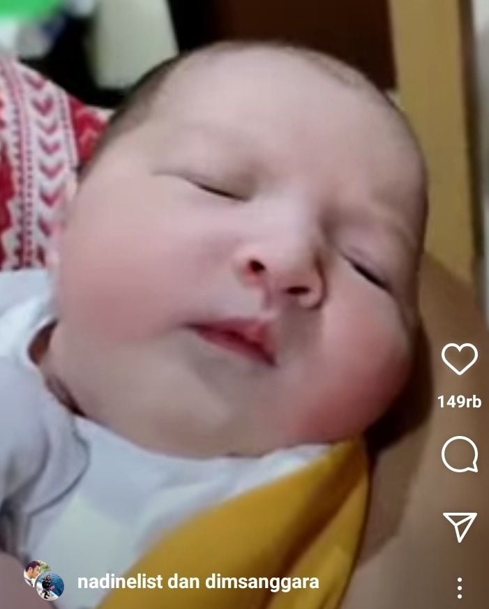 Djiwa anak Dimas Anggara dan Nadine Chandrawinata punya hidung yang mancung, mewariskan sang ibu. [Instagram]