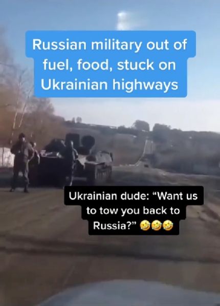 Pemobil Ukraina tawari bantuan ke tentara Rusia yang kehabisan bensin. (Twitter)