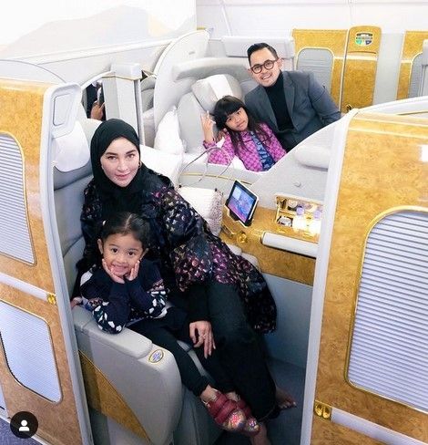 Gilang Widya Pramana dan Shandy Purnamasari mengajak serta dua anaknya menuju Paris. [Instagram]