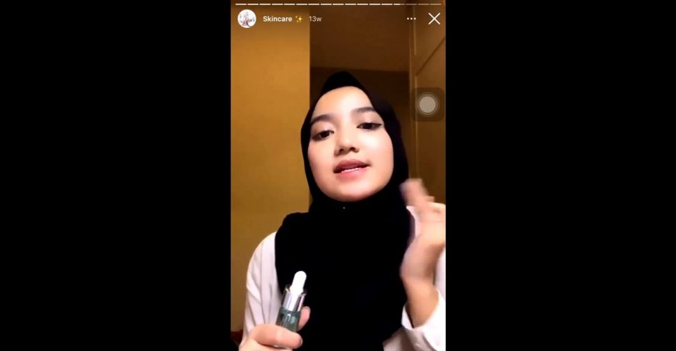 Wirda Mansur Pakai Serum. (Dok: Twitter/anakpaktri)