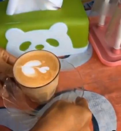 Tampilan kopi latteart yang disajikan ibu penjual nasi rames pinggir jalna. (Instagram/talkshow_ngakak)