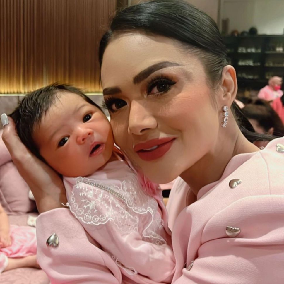 Artis jadi nenek di usia muda (Instagram/@krisdayantilemos)