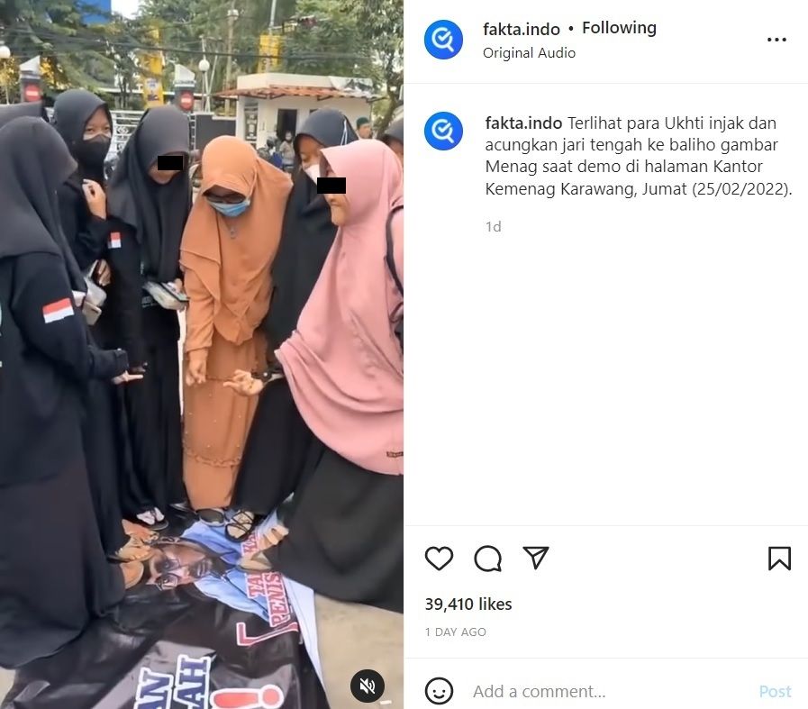 Viral Sekelompok Wanita Acungkan Jari Tengah dan Injak Baliho Gambar Menag Yaqut (Instagram/@fakta.indo)