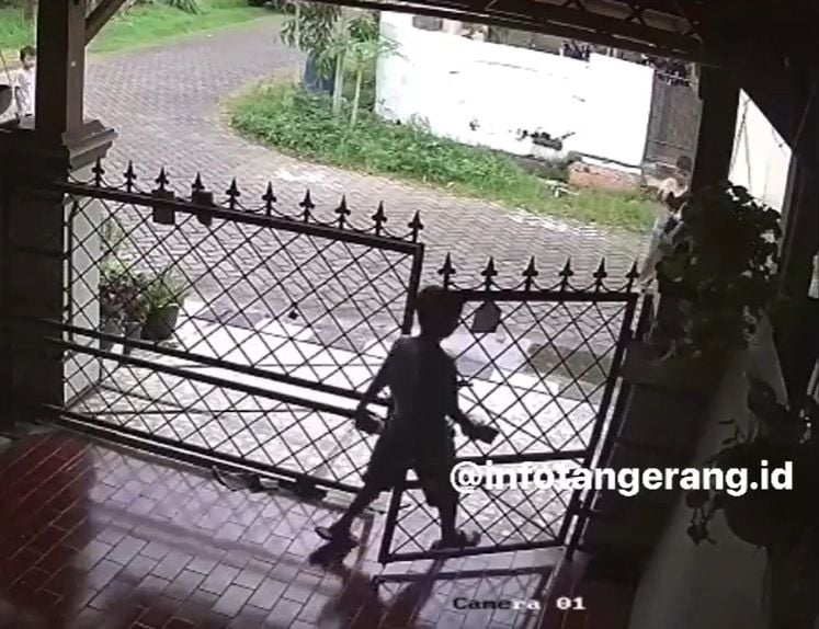 Terekam CCTV, Viral Para Bocah Curi Paket di Teras Rumah Warga (Instagram/@infotangerang.id)