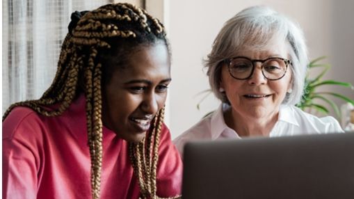 Generasi muda transfer ilmu literasi digital kepada generasi tua. (iStock/multigeneration)