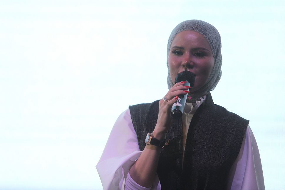 Aktris Angel Lelga memberikan keterangan saat perkenalan Angel Token di Holywings Senayan, Jakarta, Selasa (1/3/2022). [Suara.com/Angga Budhiyanto]