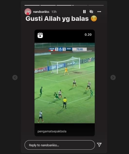 Kiper Persebaya, Ernando Ari soroti keputusan wasit di laga melawan Madura United. (Instagram/nandoariiiss)