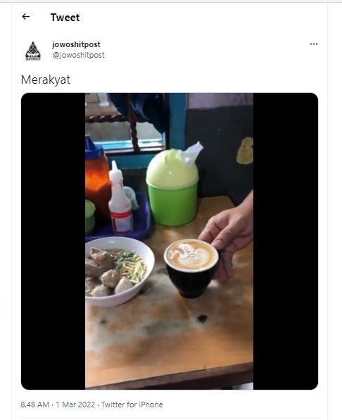 Latte art di warung bakso (Twitter @jowoshitpost)