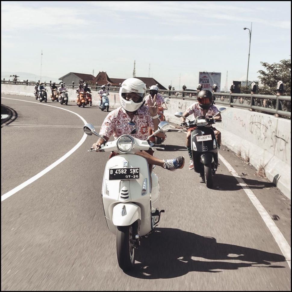 Para anggota Geng The Prediksi asyik riding menggunakan Vespa di Yogyakarta. [Instagram]